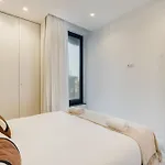 Stylish Seaside Escape, In Sul Διαμέρισμα