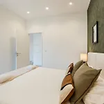 Stylish Seaside Escape, In Sul Διαμέρισμα *
