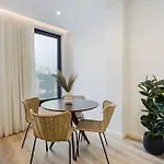 Stylish Seaside Escape, In Sul Διαμέρισμα *