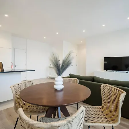 Stylish Seaside Escape, In Sul Apartamento