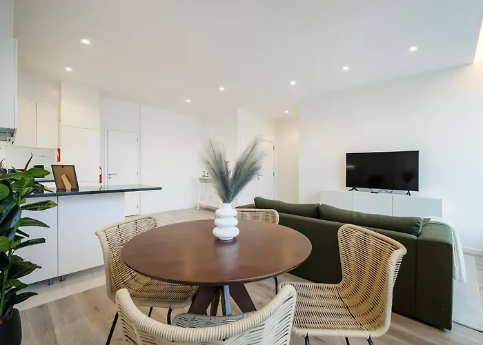 Stylish Seaside Escape, In Sul Apartment