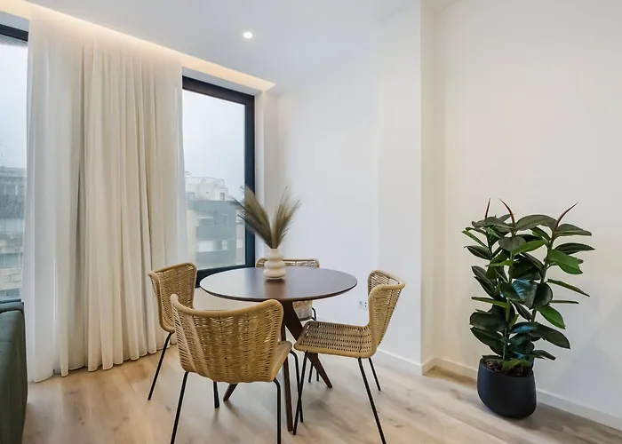 Stylish Seaside Escape, In Sul Apartment *